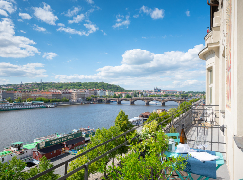 Zahraniční nemovitosti - Byt na nábřeží s okouzlujícím výhledem, Praha 2